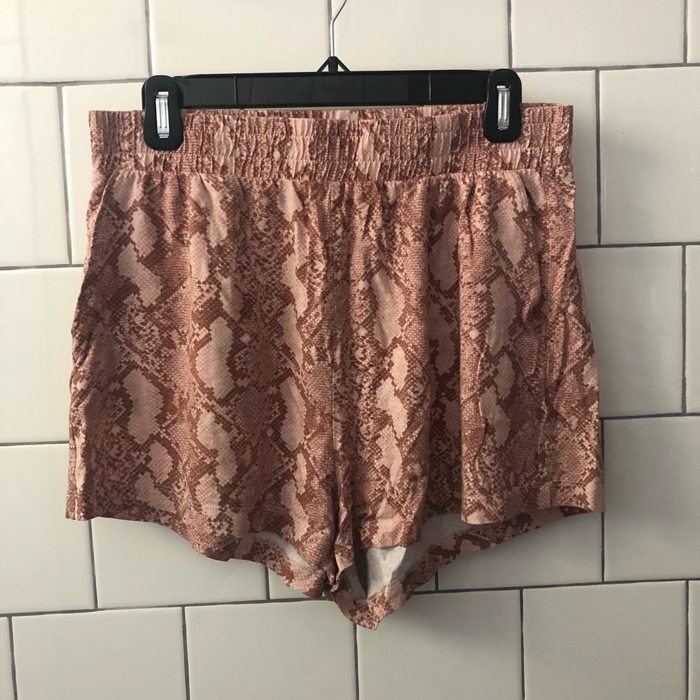 Blush pink H&M snakeskin shorts sz 6